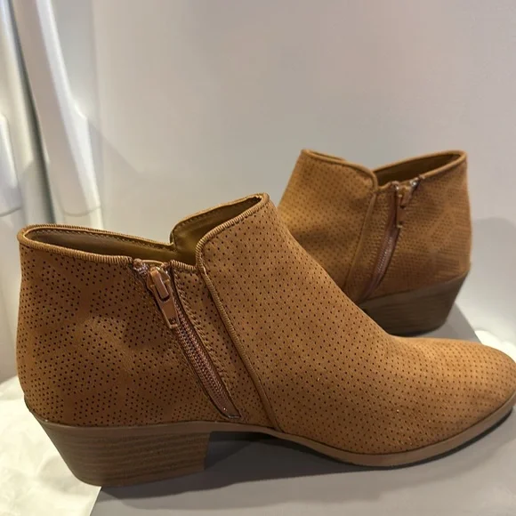 New in box Falls Creek “Brandy” Ankle Bootie in Camel Color- Size 8.5 - Picture 3 of 7